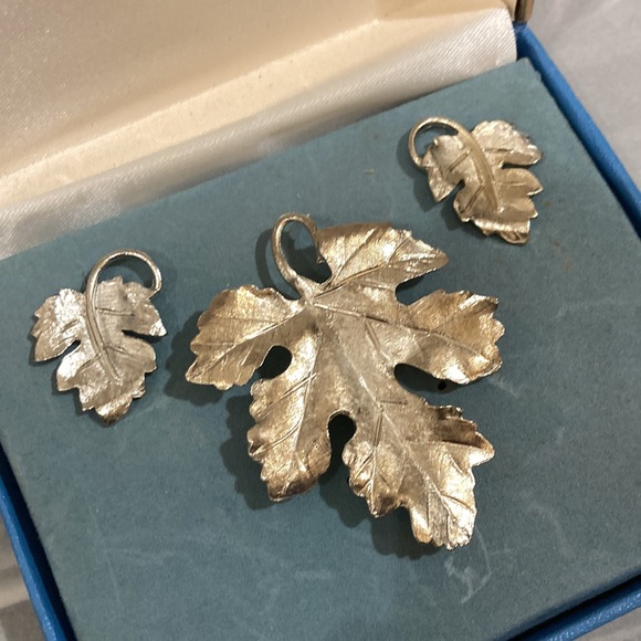 Vintage Silvertone Leaf Pendant/Brooch (pin) with Pierced Earrings - Picture 4 of 4